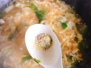 16、白玉菇鸡蛋汤,加入适量盐，白胡椒粉，鸡精调味即可，搅拌均匀即可出锅