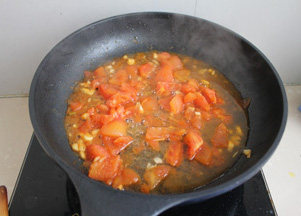 9、动脑筋做让小朋友爱吃的素菜——番茄菜花 ,小火慢慢炒西红柿，直到西红柿变软炒碎，变成番茄泥最好。