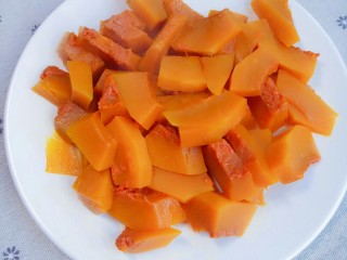 2、黄金南瓜球,蒸熟后非常烫，放置一边自然冷却至余温（有一点点温度加糯米粉时不会烫手，糯米粉也会更好的吸收南瓜水份，易成型）