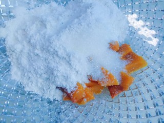 3、黄金南瓜球,准备一个大盆或大碗，加入南瓜100克，白糖20克，糯米粉300克（不同牌子的糯米粉吸水量即不同，酌情增减）