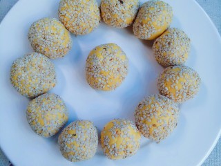 9、黄金南瓜球,全部裹上芝麻的南瓜球，放盘子备用