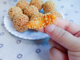 12、黄金南瓜球,我做的约25克一个的大小，大家可参考！尽量不要太大！大小大约一致，炸出来的南瓜球才漂亮哦！