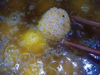 10、黄金南瓜球,起锅烧油，用筷子试油温，冒泡即可，油温约3-4成热，可以下南瓜球，注意轻放，小心溅油哦！