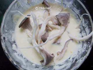 4、酥炸蘑菇,平菇裹着面糊