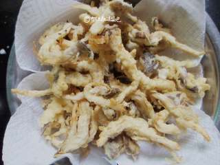 6、酥炸蘑菇,如果喜欢吃软点的。炸一遍就可以了。如果喜欢吃脆点的。可以把油温升高，再放进去炸第二遍。