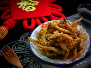 13、酥炸蘑菇,不是肉吃起来却有肉的口感，而且多吃不会担心发胖的，还能促进大脑发育，富含17种氨基酸，价格还便宜，家家都能买得起