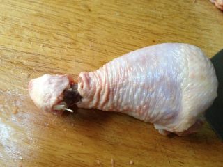 2、照烧鸡腿饭,鸡腿洗净后开始脱骨，先在鸡腿根部用刀划一圈，将鸡的皮、肉、筋与骨头分离