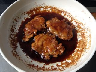 11、照烧鸡腿饭,将料汁烧至浓稠即可关火出锅