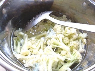 3、腐乳菜花,烧水放少许盐，香油，焯熟