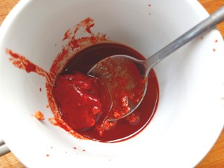 6、腐乳菜花,取一块豆腐乳，两勺腐乳汁，搅拌碎