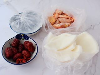 1、椰子鸡汤,准备好材料