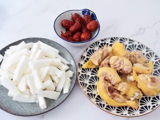 2、椰子鸡汤,鸡腿斩成小块，焯水后用清水冲洗干净备用，椰子去壳留汁，椰肉切成条状，红枣和枸杞洗净备用