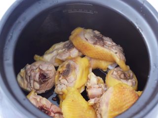 3、椰子鸡汤,砂锅中放入鸡肉