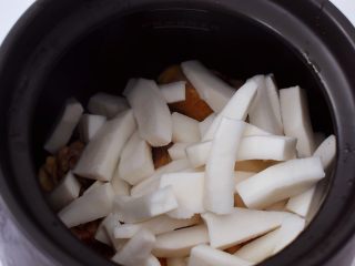 4、椰子鸡汤,加入椰子肉