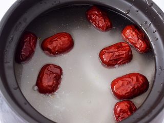 6、椰子鸡汤,加入适量的清水