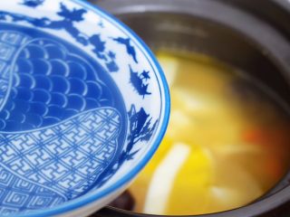 8、椰子鸡汤,炖煮40分钟后再加入椰汁和枸杞