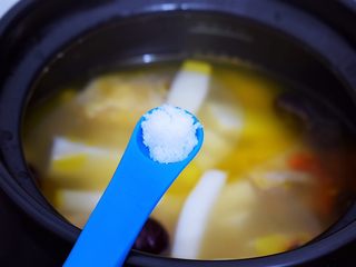 9、椰子鸡汤,等再次烧开时再根据个人口味加入盐调味即可