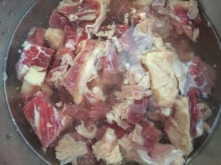 3、南瓜排骨煲,用凉水洗净后泡出血水。