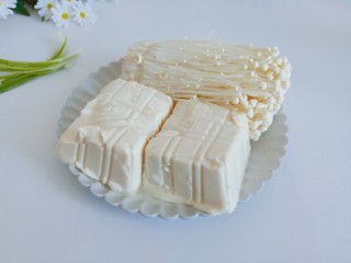 1、金针菇豆腐汤,挑选嫩豆腐来做这道汤。