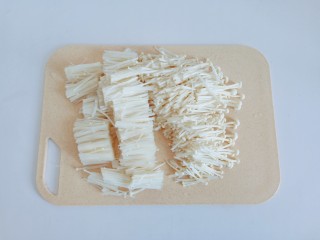 2、金针菇豆腐汤,金针菇清洗干净后切成三段。