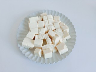 4、金针菇豆腐汤,豆腐切成小方块。