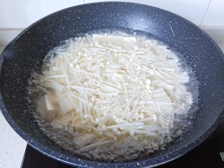 7、金针菇豆腐汤,豆腐炖煮一会儿后加入金针菇。