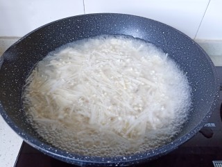 8、金针菇豆腐汤,开大火将金针菇炖煮2-3分钟。