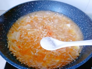 11、金针菇豆腐汤,一点点盐调味。