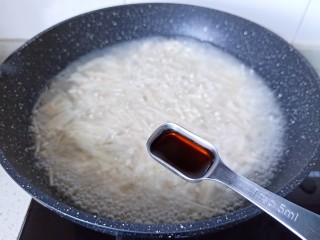 9、金针菇豆腐汤,加一点生抽与蚝油调味。