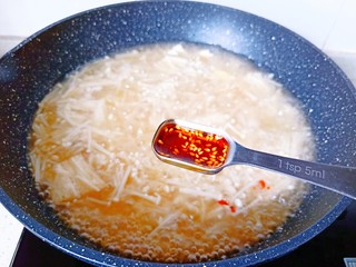 10、金针菇豆腐汤,喜欢吃辣的可以加一点辣椒油。