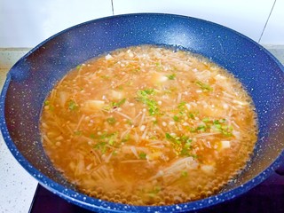 12、金针菇豆腐汤,撒点葱花即可关火了。