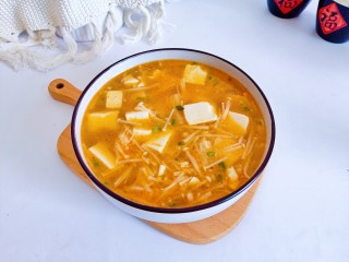 13、金针菇豆腐汤,金针菇豆腐汤拌饭是最合适不过了！