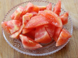 5、西红柿鸡蛋汤面,再将其切成小块儿～