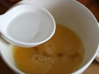 7、西红柿鸡蛋汤面,再加入少许温水搅匀～