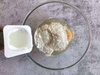 3、酸奶松饼,加入100g酸奶