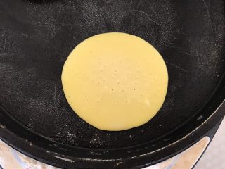 6、酸奶松饼,小火煎至定型，上面出现小气泡就可以翻面