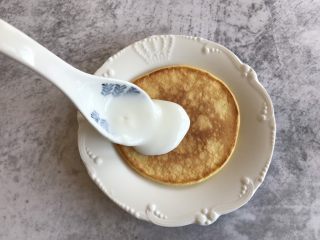 8、酸奶松饼,小饼上放上一小勺酸奶