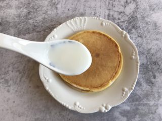 9、酸奶松饼,在盖一层小饼在放上一层酸奶