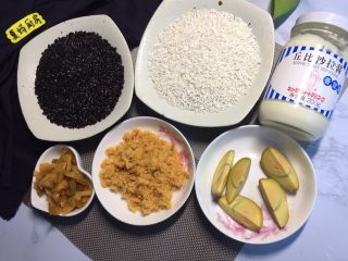 1、网红紫糯米团,材料图，大集合！材料其实属于那种你想吃什么就可以加什么的！看自己爱好耶！