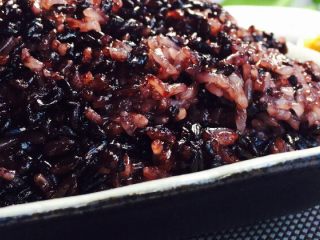 5、网红紫糯米团,煮好的紫黑米颜色已经混合，黑米没有糯性，一定要加糯米才可以！