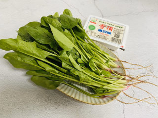 1、菠菜豆腐汤,准备好食材