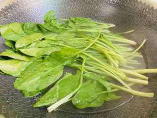 5、菠菜豆腐汤,锅中加入清水大火烧开加入适量盐和食用油，放入菠菜焯烫30秒