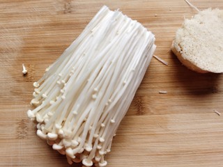 1、豆皮金针菇卷,金针菇切去根部洗净。