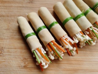 8、豆皮金针菇卷,依次卷完所有的豆皮金针菇。