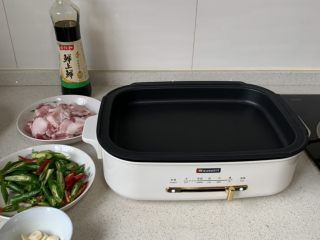 3、农家小炒肉,锅烧热