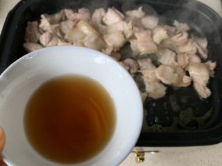 6、农家小炒肉,加一点料酒