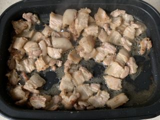 7、农家小炒肉,继续炒至肉片金黄捞出,留底油