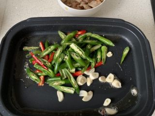 8、农家小炒肉,下大蒜,辣椒炒