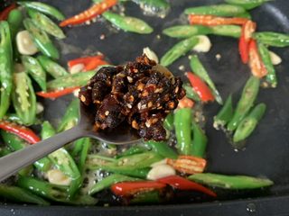 9、农家小炒肉,炒至变软,起虎皮,加入豆豉