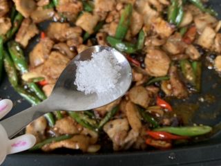 12、农家小炒肉,一点糖提鲜